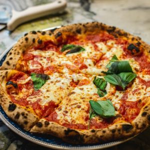 Pizza Margherita mit Tomatensoße und Käse – Pizza Roma