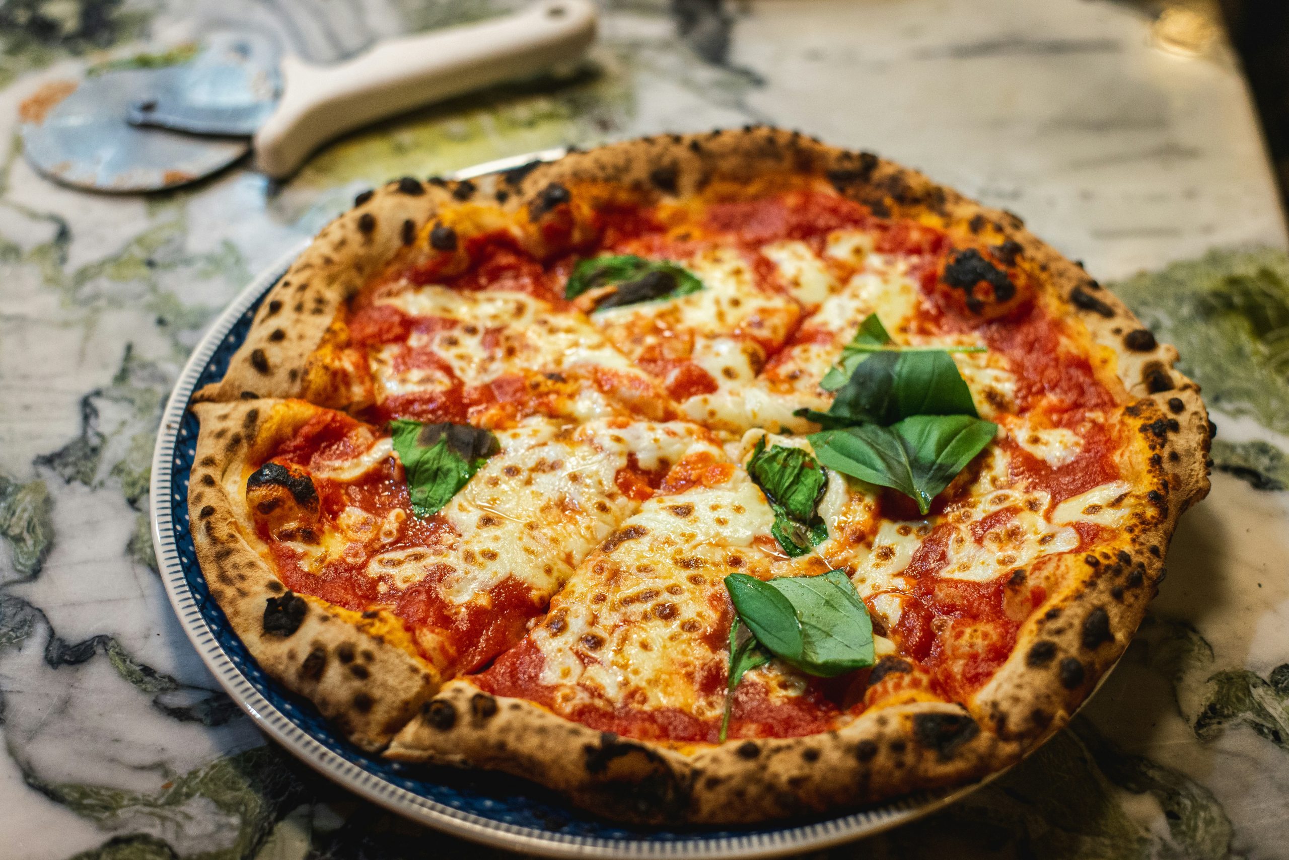 Pizza Margherita mit Tomatensoße und Käse – Pizza Roma